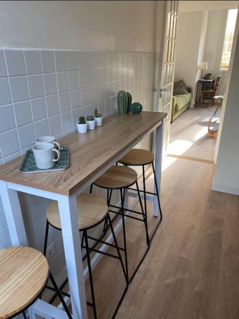 Le Palais, Avec Cuisine Et Espace Repas Separes, Dans Immeuble Nicois, Port De Nice, Vieux Nice, Place Du Pin Et Garibaldi, Colline Du Chateau, A 2 Minutes De La Promenade Des Apartment *