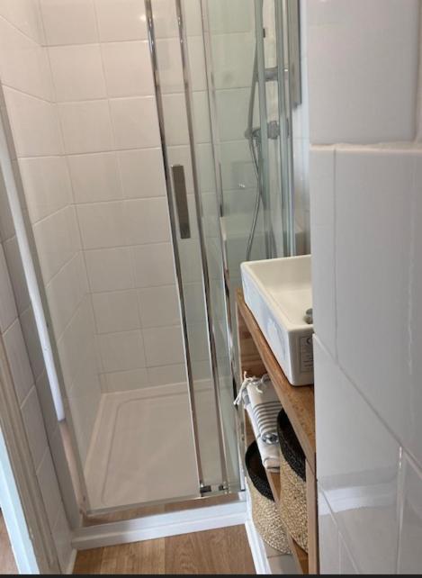 Apartment Le Palais, Avec Cuisine Et Espace Repas Separes, Dans Immeuble Nicois, Port De Nice, Vieux Nice, Place Du Pin Et Garibaldi, Colline Du Chateau, A 2 Minutes De La Promenade Des Nizza